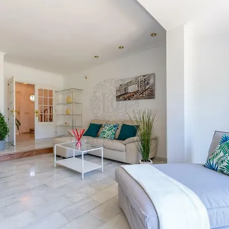 Center By Dahlia Group
